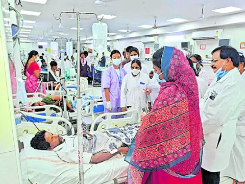 జీజీహెచ్‌ను సందర్శించిన కలెక్టర్‌ 