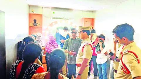 బ్యూటీ సెలూన్‌ ముసుగులో వ్యభిచారం
