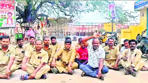మున్సిపల్‌ డ్రైవర్ల ఆందోళన