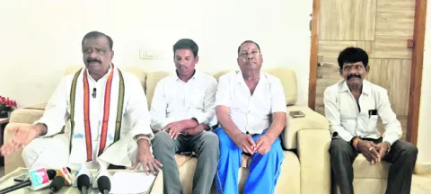 బీసీ రిజర్వేషన్లు అడ్డుకోవడం సిగ్గుచేటు 