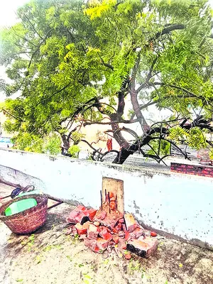 క్రోసూరులో ఇంటిపై పడిన పిడుగు 