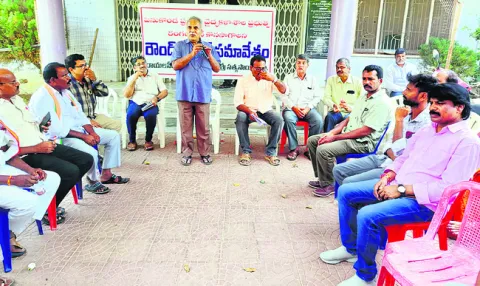 ప్రైవేటీకరణతో వైద్య విద్య దూరం