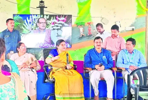 రైతులు పథకాలను సద్వినియోగం చేసుకోవాలి
