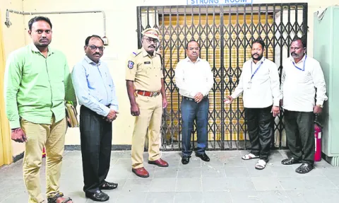 ఈవీఎంల గోడౌన్‌ పరిశీలన