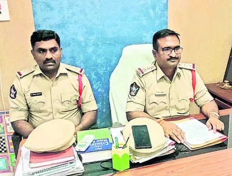 వానెల్లూరు అక్రమాల గుట్టురట్టు
