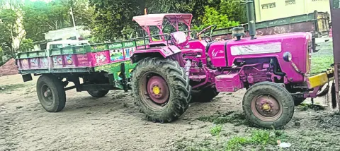 ఇసుక తరలిస్తున్న ట్రాక్టర్‌ సీజ్‌ 