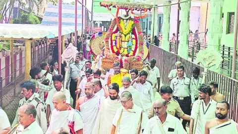 భక్తులతో రత్నగిరి కిటకిట