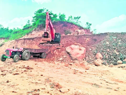 కొండను పిండేస్తున్నారు! 