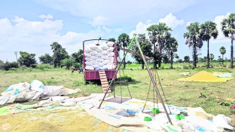 ధాన్యం దళారుల పాలు