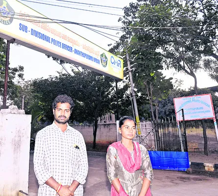 డీఎస్పీ కార్యాలయం ఎదుట.. దంపతుల ఆత్మహత్యాయత్నం 