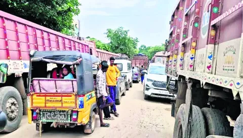 కిలోమీటర్ల మేర ట్రాఫిక్‌ జామ్‌ 