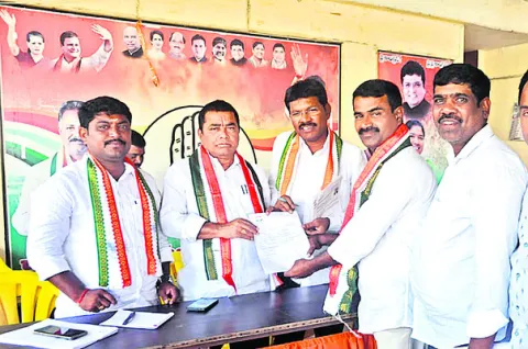 డీసీసీ పీఠం కోసం దరఖాస్తుల వెల్లువ