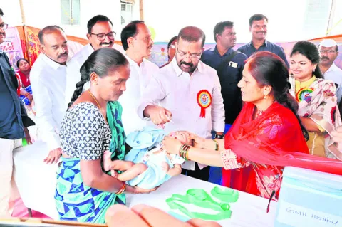 చిన్నారులకు పోలియో చుక్కలు వేయించాలి