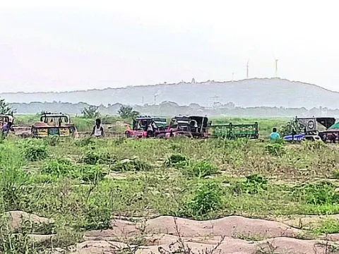 అక్రమ తరలింపును అడ్డుకునేదెవరు..? 