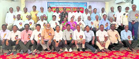 రిటైర్డ్‌ ఉద్యోగుల ఆత్మీయ కలయిక