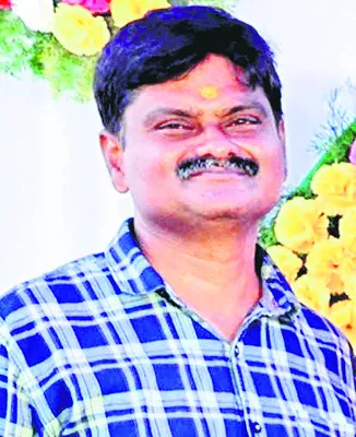 ఆగి ఉన్న లారీని ఢీకొట్టిన బైక్‌ 