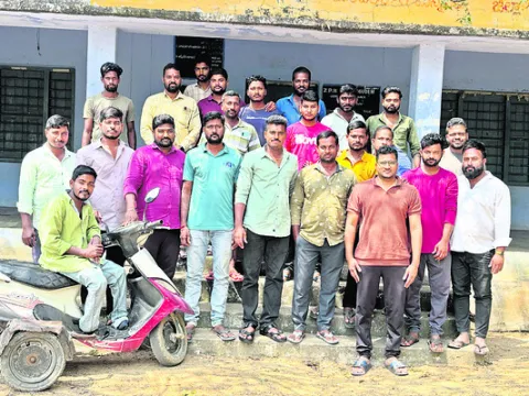 ఊరి బాగు కోసం ఏకమైన యువత