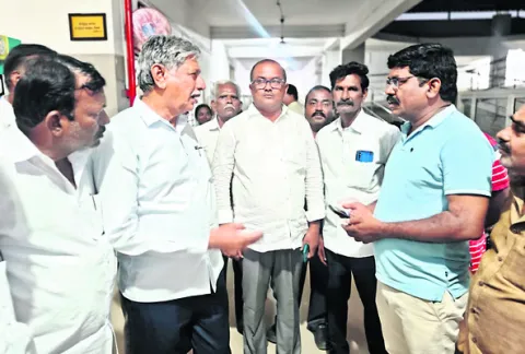 టైరు పంక్చర్‌.. కారు బోల్తా