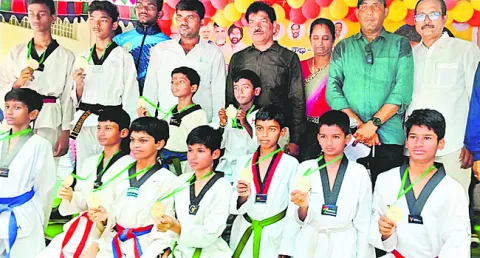 చదువుతో పాటు ఆటపాటలూ అవసరమే.. 
