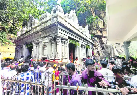 తలుపులమ్మ సన్నిధిలో రద్దీ 