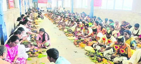 కొండపై భక్తుల సందడి