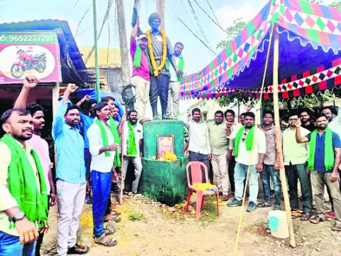 ఆదివాసీలు ఉద్యమించాలి