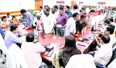 బారులు తీరి.. బాధలు చెప్పి