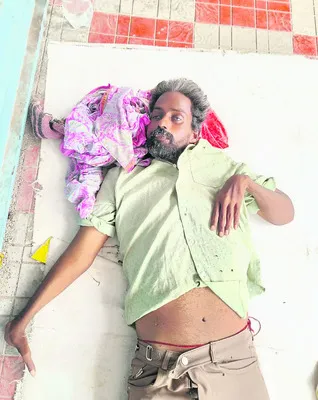 కారును వెనుక నుంచి  ఢీకొట్టిన ట్రావెల్స్‌ బస్సు
