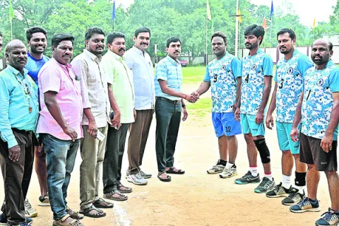 క్రీడాస్ఫూర్తిని ప్రదర్శించాలి
