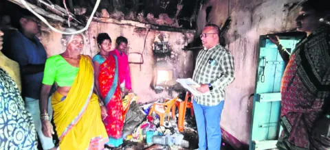దేవుడి ముందు పెట్టిన దీపం అంటుకొని ఇల్లు దగ్ధం
