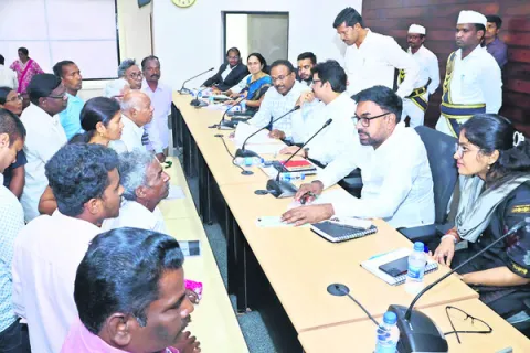 ప్రజావాణి దరఖాస్తులను నిర్లక్ష్యం చేయొద్దు 