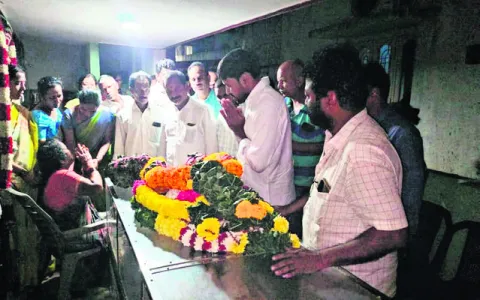 టిప్పర్‌ ఢీకొని వైఎస్సార్‌సీపీ నేత మృతి
