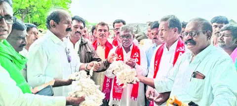 తక్షణమే సీసీఐ కేంద్రాలు ఏర్పాటు చేయాలి