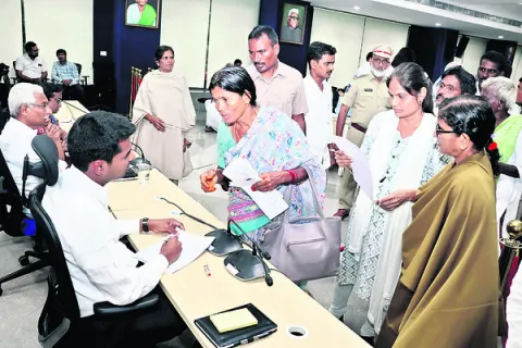 దరఖాస్తులు సత్వరమే పరిష్కరించాలి