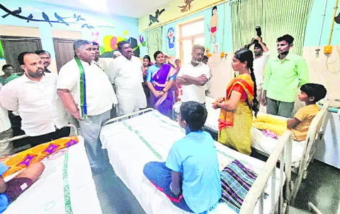 బీసీ హాస్టళ్లలో వసతులు మెరుగుపరచాలి 