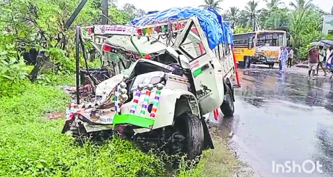 కళాశాల బస్సును ఢీకొన్న వ్యాన్‌ 