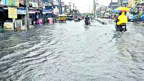 ● జంక్షన్‌ జలమయం 