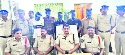 చోరీ కేసుల్లో నిందితుల అరెస్టు 