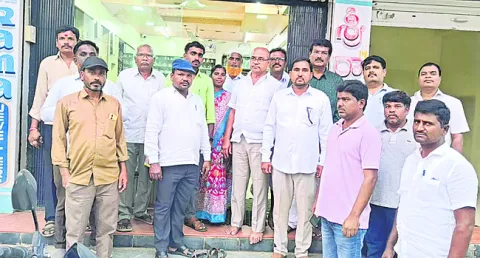 కళాశాలను తరలించొద్దు 