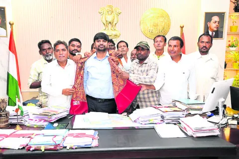 వందేళ్ల సమస్య తీర్చిన కలెక్టర్‌కు సన్మానం