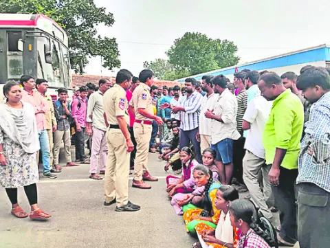 బస్సుల కోసం రోడ్డెక్కిన విద్యార్థులు