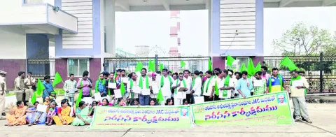 బీటీపీఎస్‌ ఎదుట ఆదివాసీల ఆందోళన