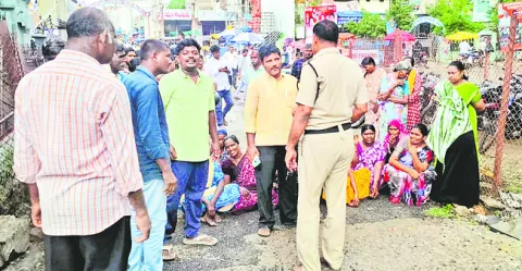 కేసు నమోదు చేయాలంటూ ఆందోళన 