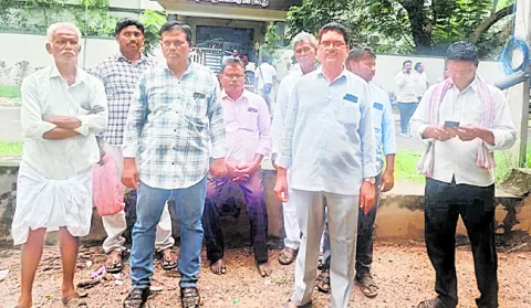 జాలలపాలెంలో దళితుల ఇళ్లు కూల్చవద్దు 