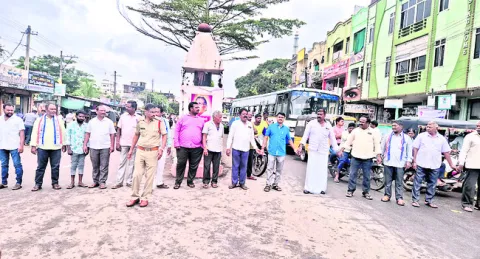 బీసీ సంఘాల ఆధ్వర్యంలో రాస్తారోకో