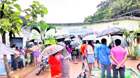 వర్షంలోనూ బారులు