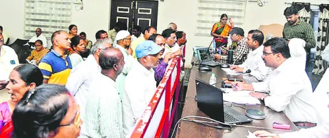 గడువు లోగా పరిష్కరించాలి 