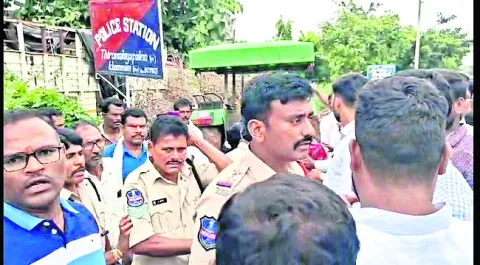 ప్రేమజంట పెళ్లిపై పీఎస్‌లో ఘర్షణ