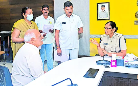 పోలీస్‌ గ్రీవెన్స్‌లో 72 ఫిర్యాదులు 