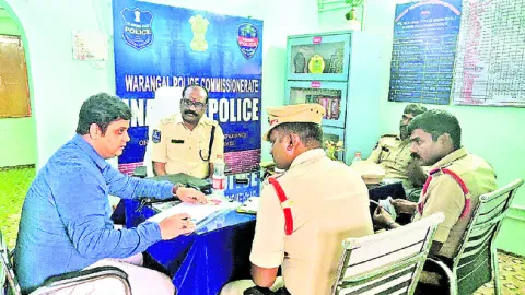 ఐనవోలు పీఎస్‌ను సందర్శించిన కేంద్ర పోలీస్‌ అధికారి

